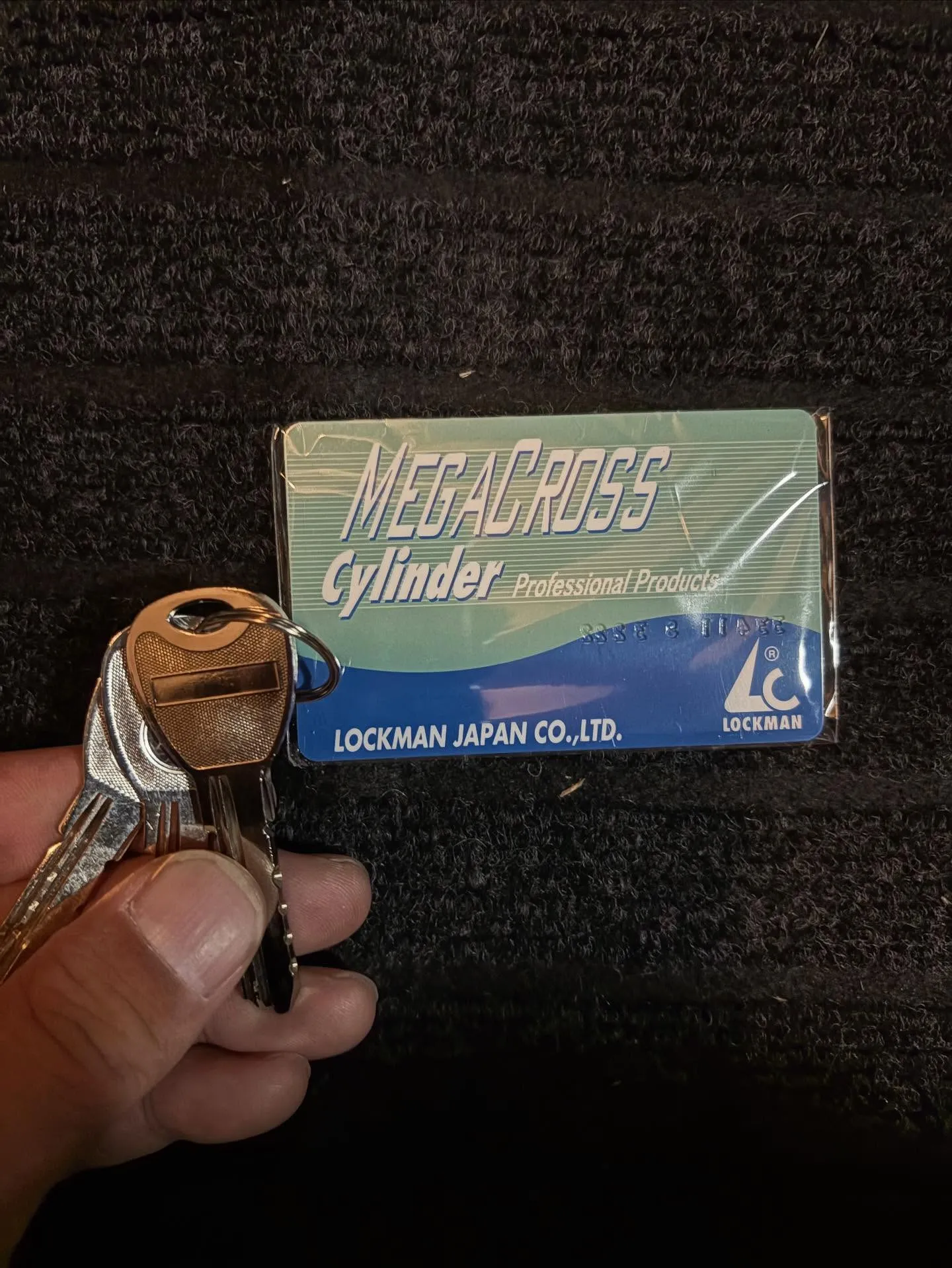 玄関の鍵紛失の為、