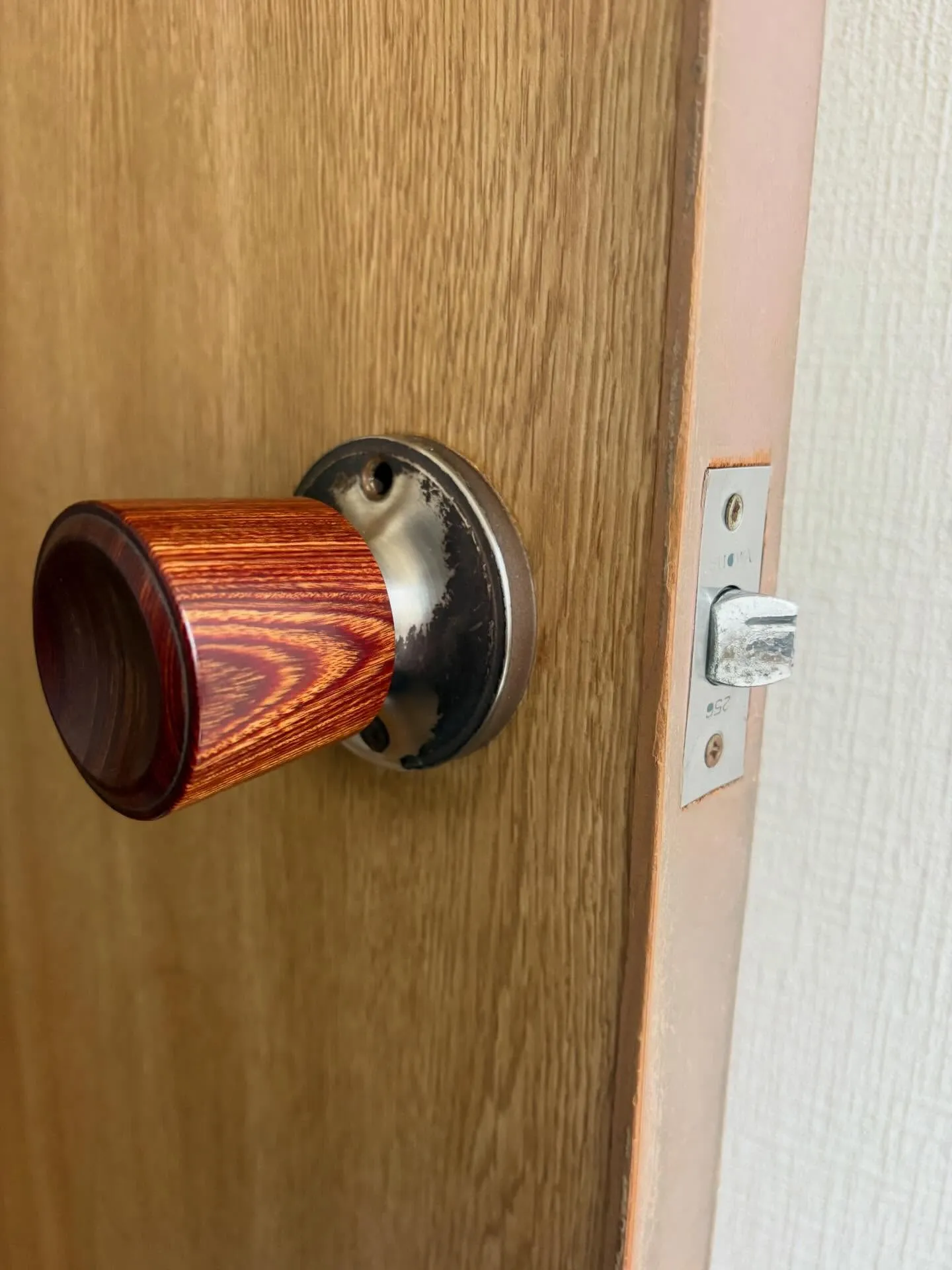 古賀市トイレドアノブ交換。